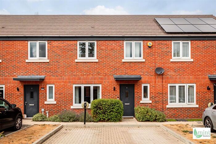 3 Bedroom House For Sale In Garrett Crescent, Ottershaw, Chertsey, KT16