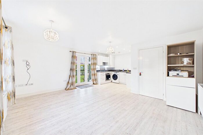 2 Bedroom Flat For Sale In Skinner Drive, Wokingham, Berkshire, RG41