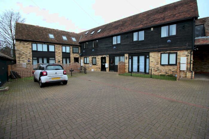 3 Bedroom Flat To Rent In Lawrence Road, Biggleswade, SG18