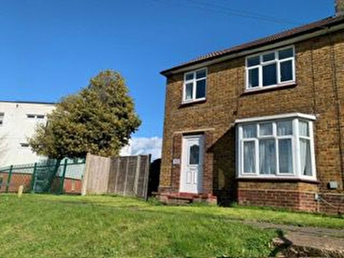 3 Bedroom Semi Detached House For Sale In Eastcourt Lane, Gillingham, ME8