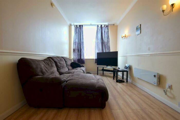 1 Bedroom Flat For Sale In Princess Margaret Road, East Tilbury, RM18