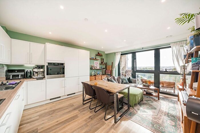 2 Bedroom Flat For Sale In Osiers Road, Wandsworth, SW18