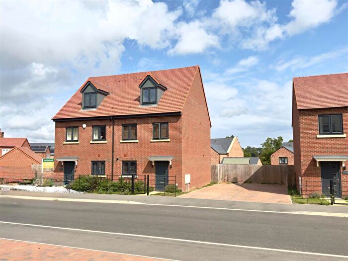 3 Bedroom Town House For Sale In Grand Union Way, Weedon, Northamptonshire, NN7