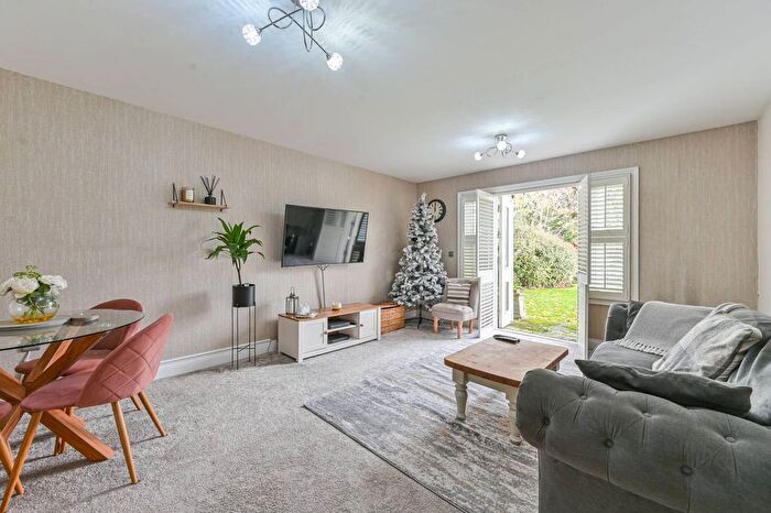 2 Bedroom Flat For Sale In Bromley Road, Catford, London, SE6