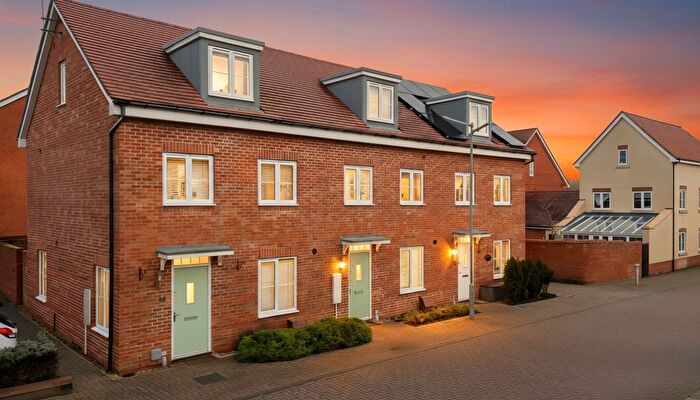 3 Bedroom Town House For Sale In Buttercup Lane, Woodley, Reading, RG5