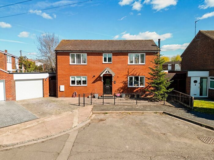 3 Bedroom Detached House For Sale In Mowbray Road, Aylesbury, HP20