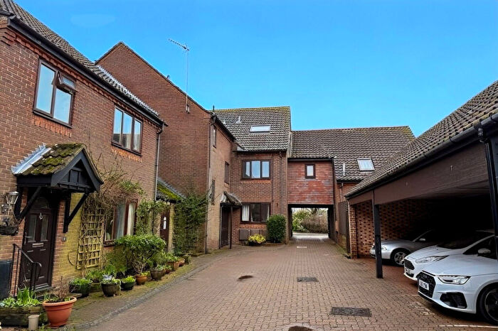 2 Bedroom Flat For Sale In Ringwood Town Centre, BH24