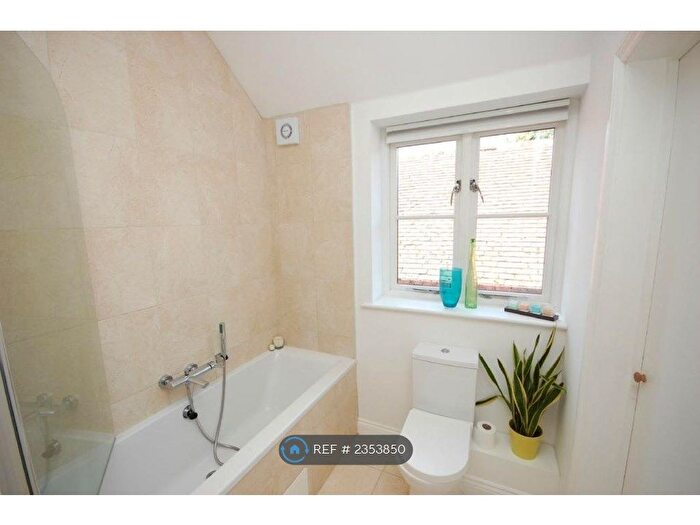 2 Bedroom Flat To Rent In Carlton Yard, Farnham, GU9