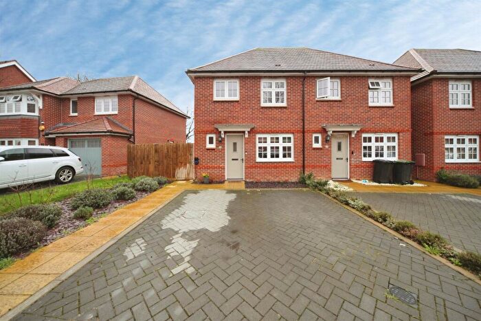 3 Bedroom Semi Detached House For Sale In Armstrong Road, Luton, LU2