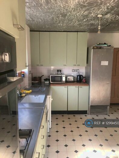 4 Bedroom Semi-Detached House To Rent In Roman Way, Farnham, GU9