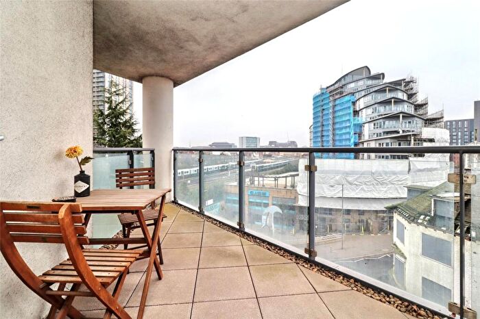 2 Bedroom Flat For Sale In Guildford Road, Woking, Surrey, GU22