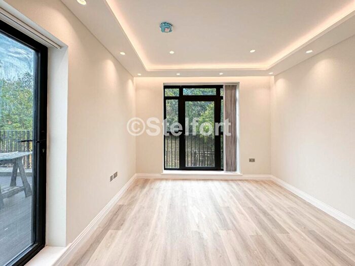 2 Bedroom Flat To Rent In Camden Road, London, N7