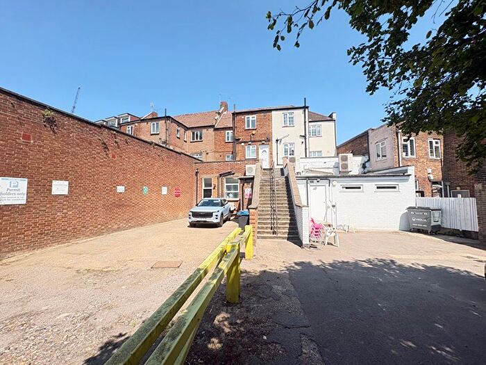 1 Bedroom Flat To Rent In The Close, Russell Hill, Purley, CR8