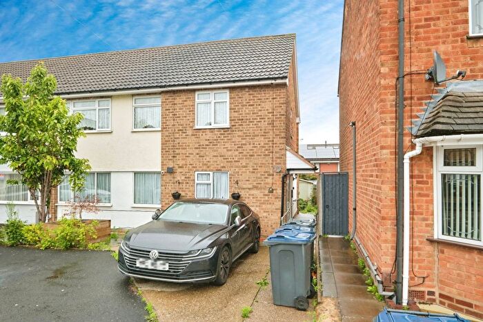 2 Bedroom Flat For Sale In Amanda Drive, Birmingham, West Midlands, B26