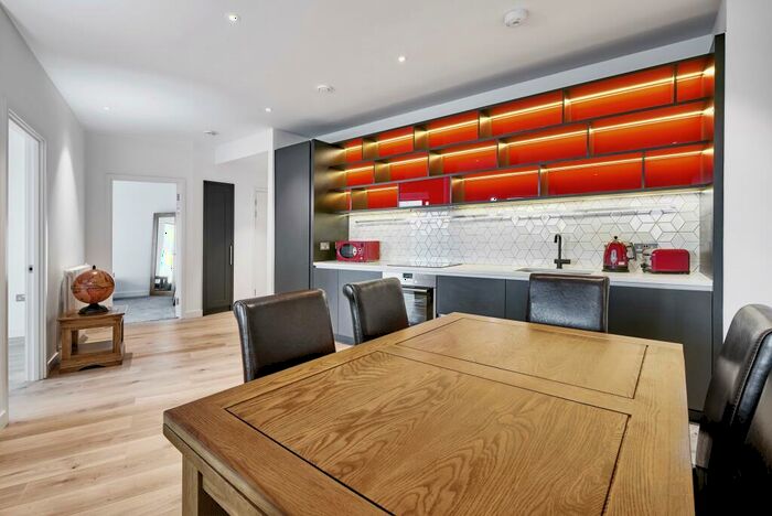 3 Bedroom Flat To Rent In Grantham House, Botanic Square, E14