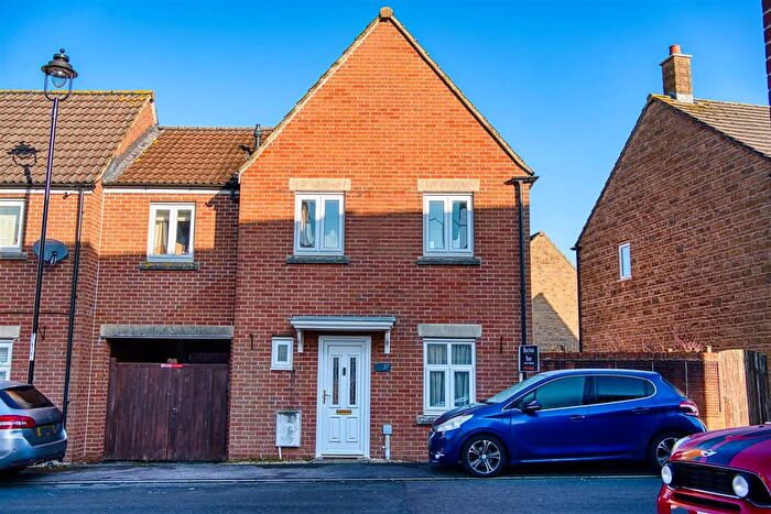 3 Bedroom Semi Detached House For Sale In Chaffinch Chase, Gillingham, SP8