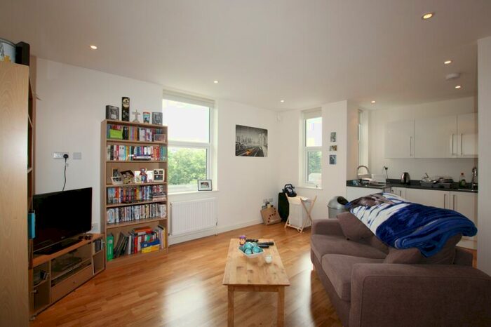 1 Bedroom Flat To Rent In Sheila House, North Circular Road, Golders Green, NW11
