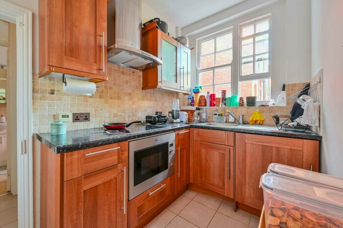 1 Bedroom Flat To Rent In Grove End Road, St John's Wood, London, NW8