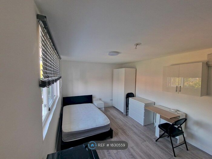 Studio To Rent In Barfields, Loughton, IG10