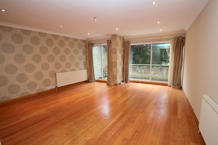 3 Bedroom Terraced House To Rent In Clumber Crescent North, The Park, Nottingham, NG7