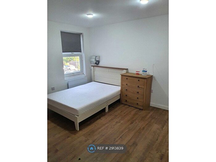 Studio To Rent In London Road, Isleworth, TW7