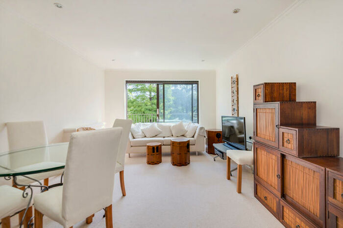 2 Bedroom Flat For Sale In Bridge Lane, London, NW11