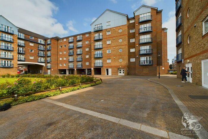 2 Bedroom Flat To Rent In Argent Court, RM17