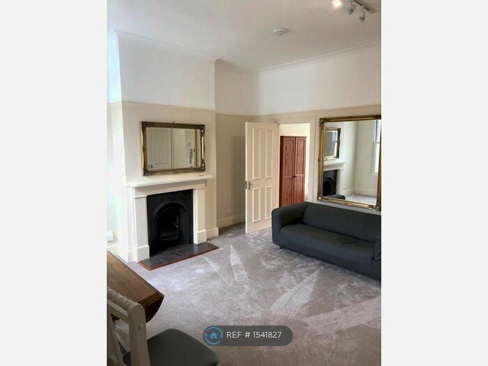 2 Bedroom Flat To Rent In Merton Road, London, SW18