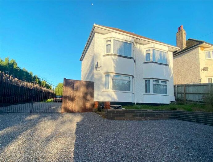 3 Bedroom Detached House To Rent In Magna Road, Bournemouth, BH11