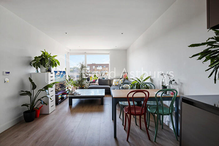 2 Bedroom Apartment To Rent In High Street, Hornsey, London, N8
