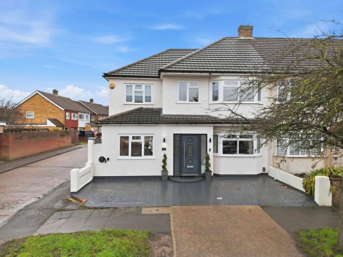 5 Bedroom End Terrace House For Sale In Elmer Gardens, Rainham, RM13