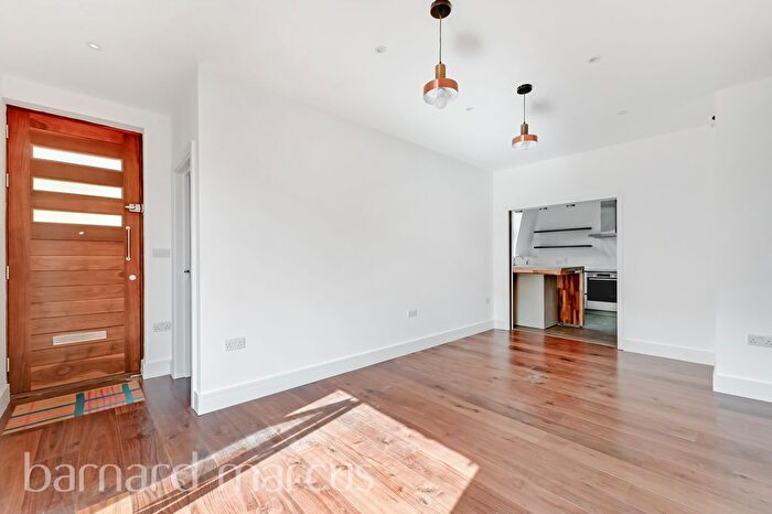 2 Bedroom Flat To Rent In Freshford Street, London, SW18
