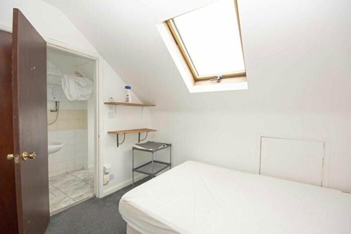 Studio To Rent In Park Road, London, NW4