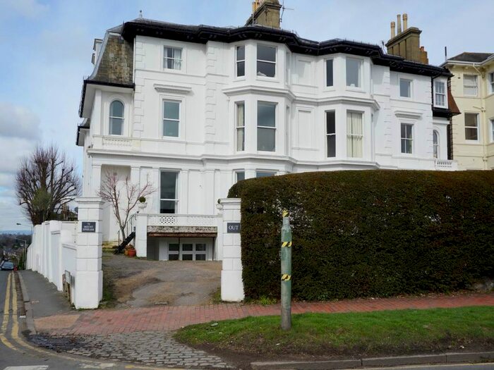 2 Bedroom Flat To Rent In Mount Ephraim, Tunbridge Wells, Kent, TN4