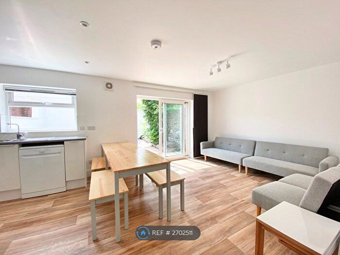 6 Bedroom Terraced House To Rent In Student House - Ashley Down Rd, Bristol, BS7