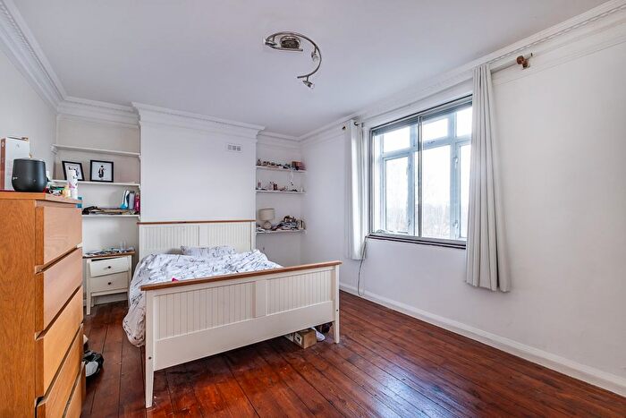 3 Bedroom Flat To Rent In Keswick Road, London, SW15