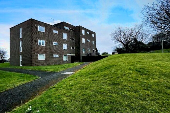 2 Bedroom Flat To Rent In Kestrel Court, Alton, GU34