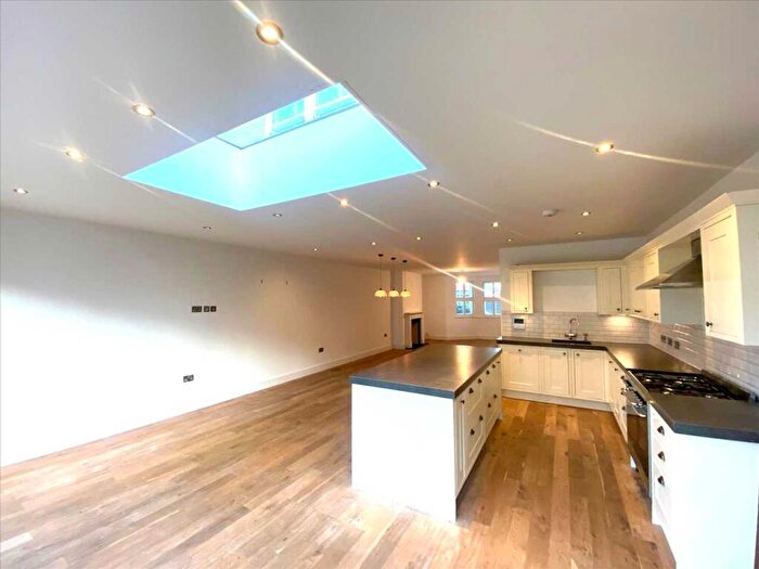 4 Bedroom Semi-Detached House To Rent In Leigh On Sea, SS9