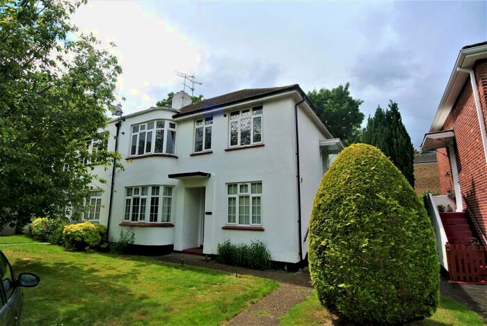 2 Bedroom Maisonette To Rent In Weybridge, KT13