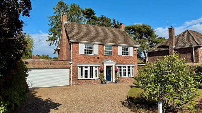4 Bedroom Detached House For Sale In Manor Place, Speen, Newbury, RG14