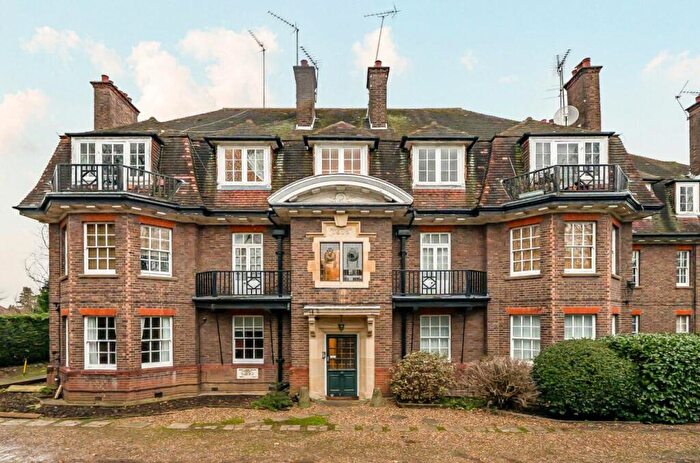 2 Bedroom Flat For Sale In The Drive, West Finchley, N3