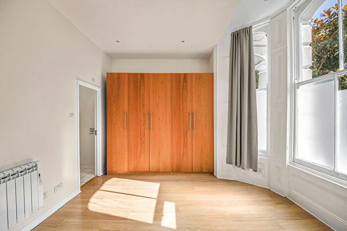 2 Bedroom Flat To Rent In Arundel Gardens, London, W11