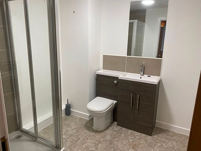 3 Bedroom Flat To Rent In East Street, Leeds, LS9