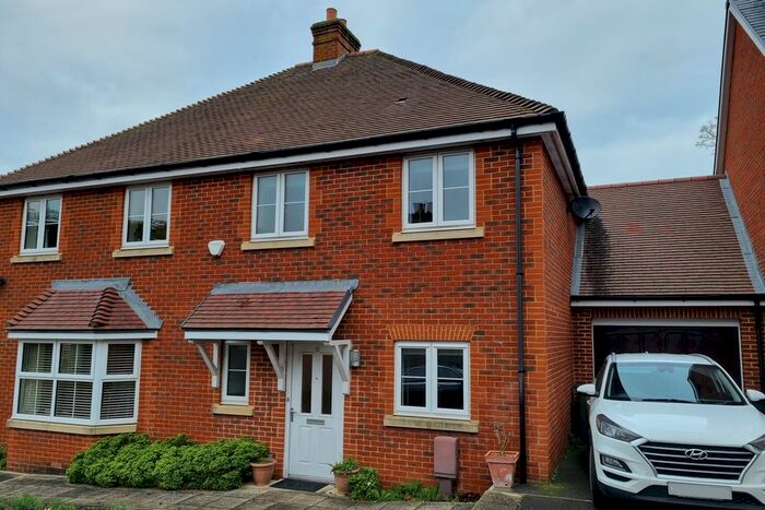 3 Bedroom Semi-Detached House To Rent In Malthouse Way, Horndean, Waterlooville, PO8