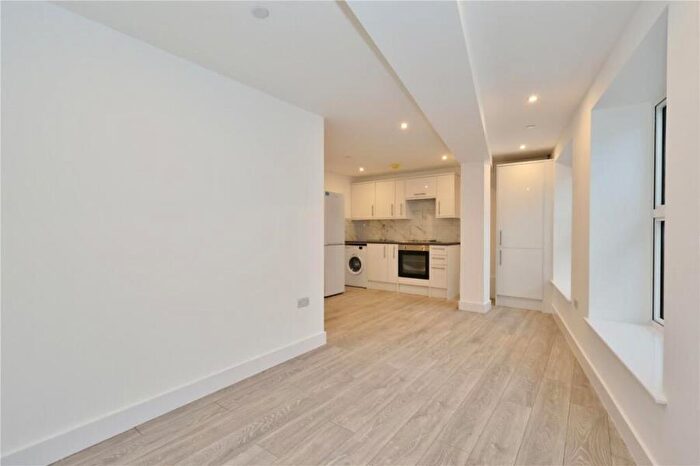 1 Bedroom Flat To Rent In Woking, Surrey, GU21