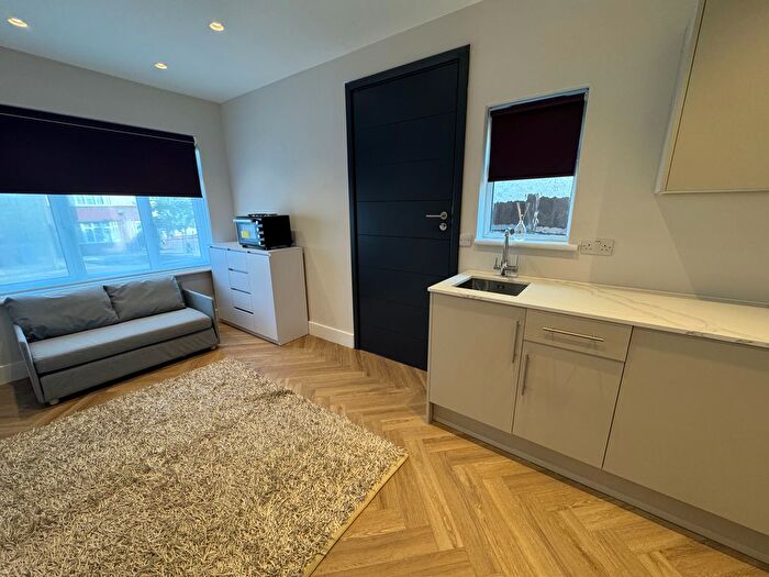 Studio To Rent In Shirehall Lane, London, NW4