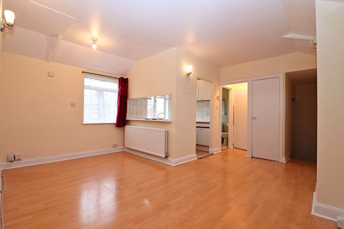 1 Bedroom Flat To Rent In Tolworth Park Road, Surbiton, KT6