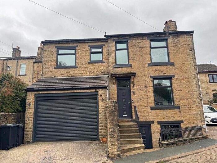 4 Bedroom Detached House For Sale In Crag Hill Road, Bradford, BD10