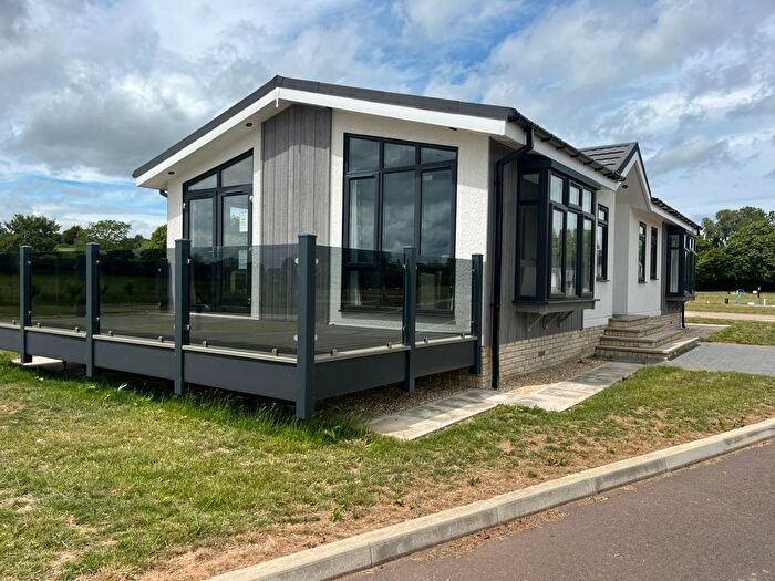 2 Bedroom Mobile/park Home For Sale In Downfield Lane, Twyning, Tewkesbury, GL20