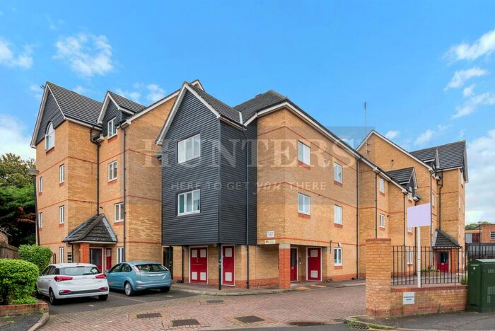 2 Bedroom Flat To Rent In Bordeston Court, The Ham, Brentford, Middlesex, TW8